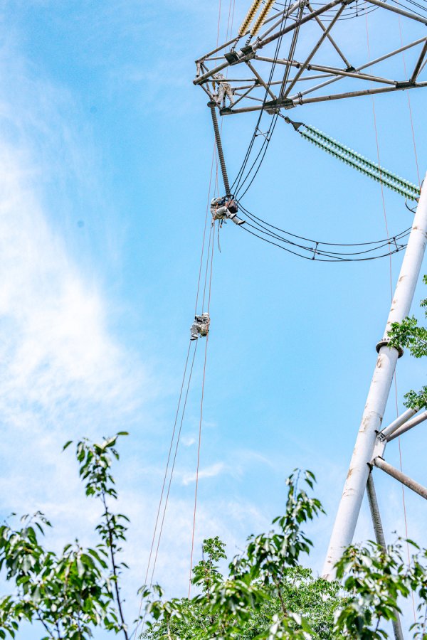 日升策略 烈日高温下，“90后”青年“迎峰”爬上60余米高铁塔